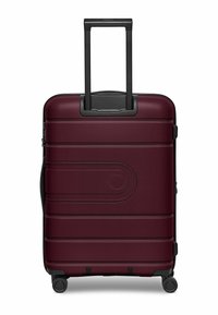 Weinrote Hartschale mit strukturiertem Finish, ausziehbarem schwarzen Griff und vier schwarzen Rollen für Mobilität. Bemerkenswerte geprägte Muster.