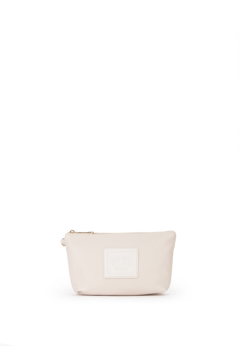 Beige ritszak gemaakt van textuurmateriaal, met een subtiele geperste logopatch op de voorkant en een zachte ritshardware.