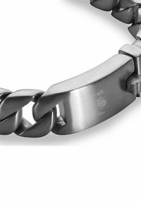 Bracciale in metallo argentato con anelli a catena intrecciati. Presenta una chiusura piatta e lucida con logo inciso e una superficie liscia e lucente.