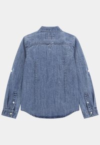 Jasnoniebieska dżinsowa koszula z długimi rękawami, spiczastym kołnierzykiem i zapięciem na guziki. Posiada gładką strukturę i dwa szwy z tyłu.
