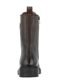 Stivale alla caviglia in pelle marrone scuro con finitura liscia, cerniera laterale e punta quadrata, caratterizzato da un tacco basso e dettagli di cuciture minime.
