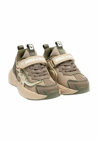 Sneaker marrone e verde con tessuto a rete, suola in gomma, cinturino in velcro e design decorativo laterale che assomiglia a un drago.