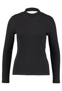 Musta pitkähihainen pusero, jossa on vartalonmyötäinen ribbineulospinta, korkea kaulus ja pyöreä leikkaus kauluksen kohdalla.