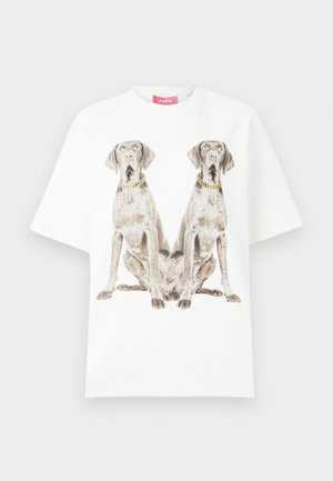 White oversized t-shirt featuring a large print of two seated dogs, each wearing a gold chain necklace. Cotton material with a smooth texture.