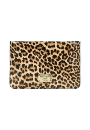 Clutch rettangolare con stampa leopardata e placca logo in metallo color oro con la scritta "braccialini 1954 Firenze" sul davanti.