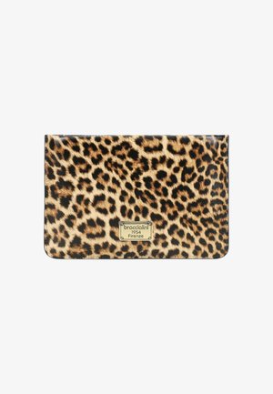 Clutch rettangolare con stampa leopardata e placca logo in metallo color oro con la scritta "braccialini 1954 Firenze" sul davanti.