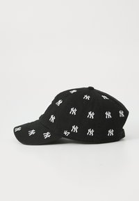 Zwarte honkbalpet met meerdere witte "NY" logo's, voorzien van een gebogen klep en een verstelbare band, weergegeven op een effen achtergrond.