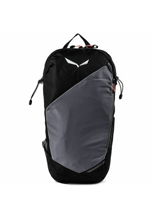 Mochila negra y gris con dos cremalleras laterales, una asa superior y un logotipo angular blanco cerca del centro superior.