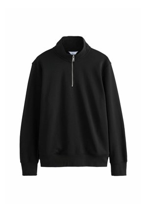Sudadera negra con un cuello alto y un zipper de medio largo, hecha de un material suave. Presenta puños y dobladillo elásticos para un ajuste ceñido.