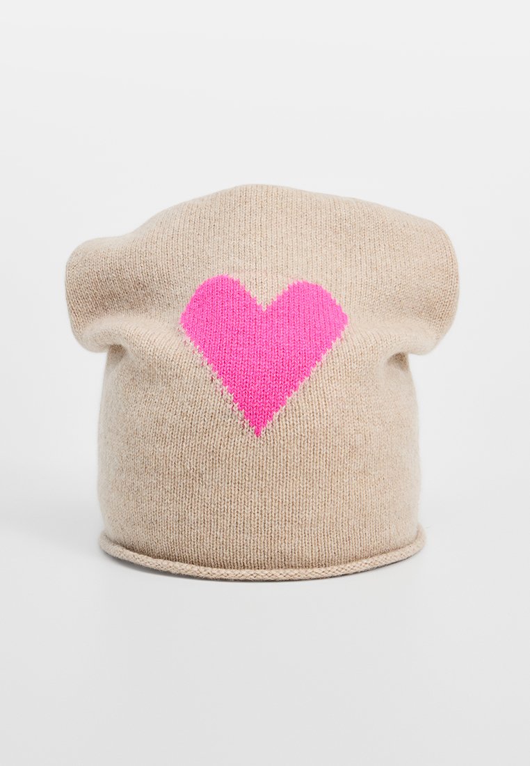 Beige Strickmütze mit einer weichen Textur, die auf der Vorderseite ein auffälliges pinkes Herzdesign zeigt. Schlichte, runde Form mit einem engen Sitz.