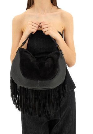 Borsa hobo in pelle nera con parte superiore in morbido suede e dettagli in frange lunghe, dotata di una tracolla regolabile e accentuazioni in hardware dorato.