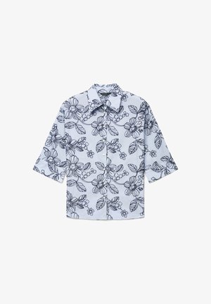Hellblaues Hemd mit Knopfleiste, dunkelblauem Blumenmuster und dünnen weißen vertikalen Streifen, ausgestattet mit Kragen und dreiviertellangen Ärmeln.