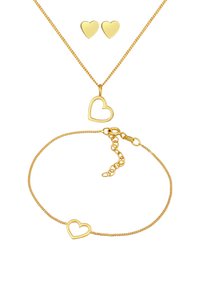 Guldsmykkesæt med en hjerteformet vedhængs halskæde, matchende hjerteøreringe og et armbånd med en hjerteaccent.