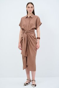 Abito camicia marrone a maniche corte e con bottoni, con dettagli arricciati in vita; tessuto morbido con una texture liscia; abbinato a scarpe con tacco alto a fantasia.