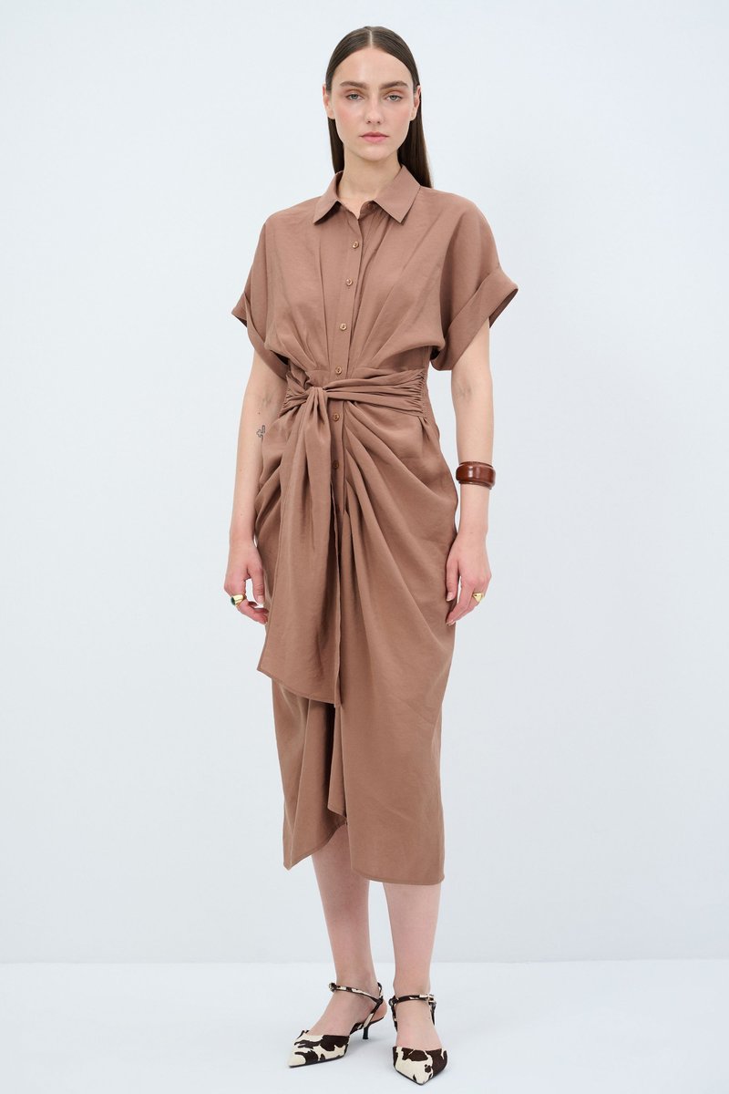 Braunes, kurzärmeliges, knöpfbares Hemdkleid mit gerafftem Taillendetail; weicher Stoff mit glatter Textur; kombiniert mit gemusterten High-Heels.