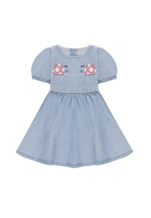 Vestito azzurro chiaro per bambino con maniche a sbuffo e due applicazioni rosa a forma di coccinella sul petto, vita arricciata e scollo rotondo con bottone sul retro.