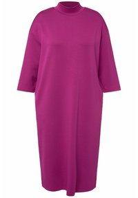 Fuchsie oversized šaty s vysokým límcem, třičtvrtečními rukávy a měkkou jersey látkou. Volný střih a rovná silueta pro pohodlí.