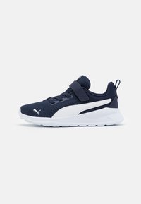 Baskets de sport bleu marine avec une tige en mesh texturé, des accents blancs, une sangle Velcro et une semelle rembourrée conçue pour le confort et le soutien.