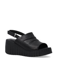 Černé slingback platformové boty s otevřenou špičkou, hladkým koženým svrškem, zaobleným tvarem a strukturovanou vroubkovanou podrážkou. Nastavitelný řemínek kolem kotníku.