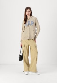 GAP HERITAGE - Mikina s kapucí - khaki beige