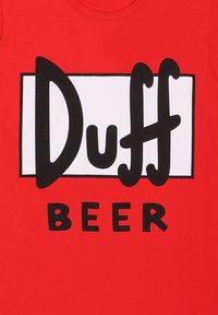 Maglietta rossa con una grande grafica che presenta il testo "Duff" in carattere nero sopra "BEER" in grassetto, lettere maiuscole nere su uno sfondo bianco.