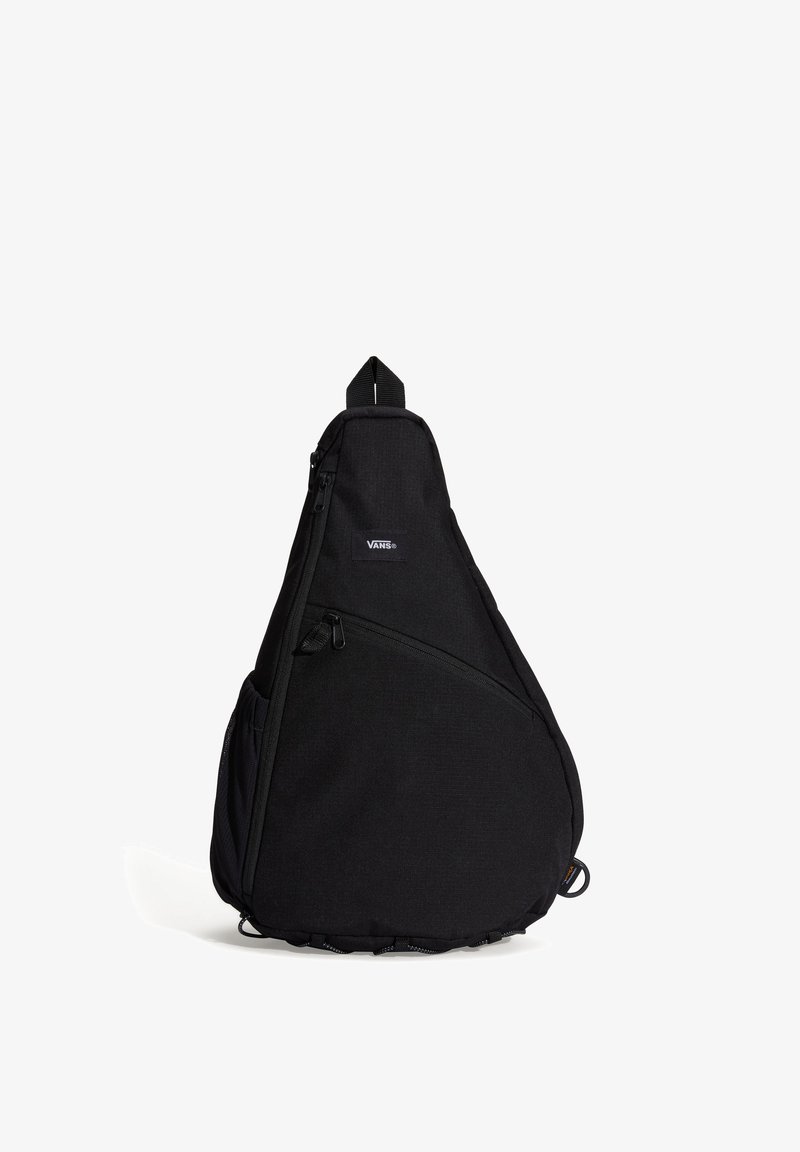 Bolso de bandolera triangular negro hecho de tela duradera, con compartimentos con cremallera, asa superior y correas ajustables.