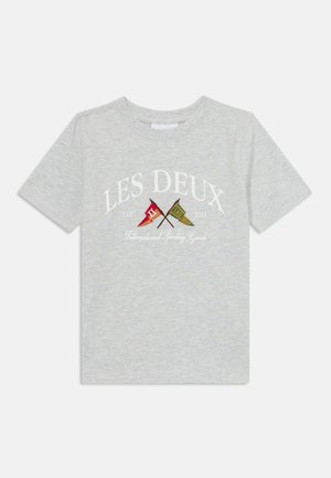 Hallane puuvillane T-särk lühikeste varrukatega, millel on tikitud lipud ja kaarel valges kirjas "LES DEUX" tekst rinna kohal.