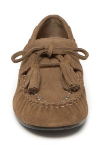 Zapato marrón de gamuza estilo mocasín con detalles trenzados, borlas en el frente y tachuelas metálicas decorativas a lo largo de la zona del dedo. Forro interior suave.