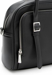 Borsa nera in pelle con superficie testurizzata, zip argentate e tracolla regolabile. Presenta un design elegante e strutturato.