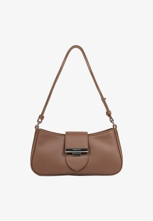 Borsa a spalla in pelle marrone con forma rettangolare curva, tracolla regolabile e chiusura con fibbia in tonalità argentata sul flap anteriore.
