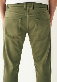 Next ULTIMATE COMFORT SUPER STRETCH - Traperice ravnih nogavica - sage green