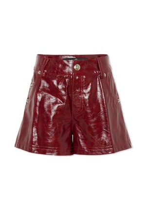 Pantaloni corti high-waist in pelle rossa brillante, con bottone frontale, passanti per cintura e tasche, mostrati su uno sfondo bianco.