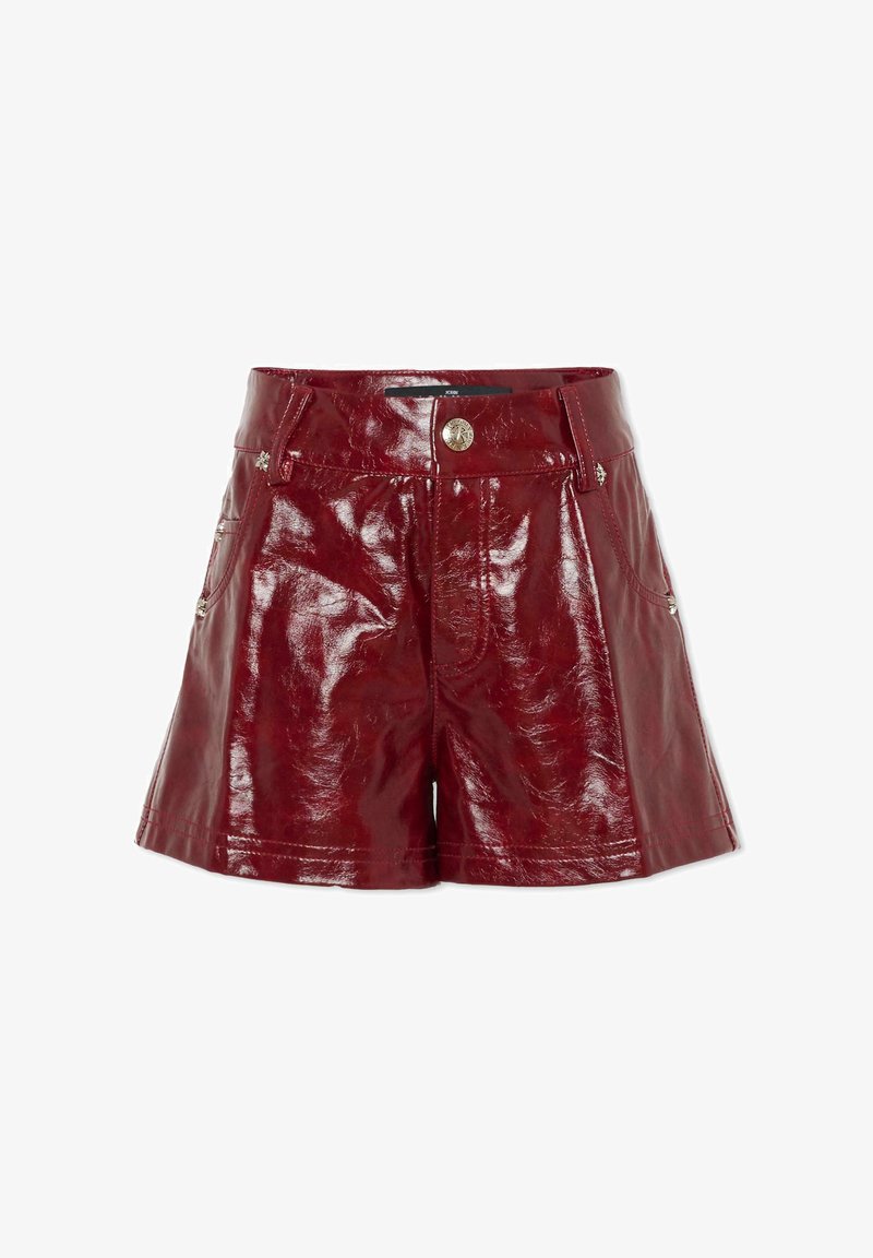 Glanzende diep rode leren hoge taille shorts met een knoop aan de voorkant, riemlussen en zakken, weergegeven tegen een witte achtergrond.