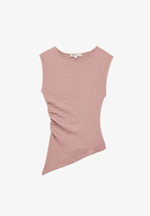 Sopiva, lyhythihainen paita teksturoidusta vaaleanpunaisesta kankaasta, jossa on vinosti leikattu helma ja hienovarainen rypytys yhdellä sivulla.