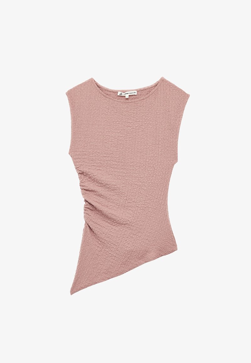Top ajustado de manga corta en tejido texturizado color rosa pálido, con un dobladillo asimétrico y sutil fruncido en un lado.