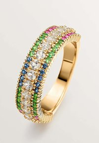 Anillo de oro con una banda texturizada, adornado con piedras preciosas transparentes, azules, verdes, rosas y moradas dispuestas en filas.