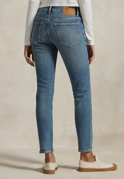 Polo Ralph Lauren MID RISE SUPER SLIM JEAN - Testhezálló fazon - antares wash
