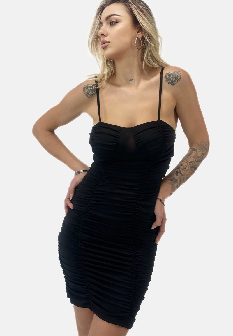 Schwarzes, dehnbares Bodycon-Kleid mit geraffter Textur, Spaghettiträgern und figurbetontem Design, das die Silhouette betont. Glatter Stoffabschluss.