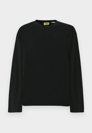 T-shirt noir à manches longues en coton. Il présente un col rond et une coupe droite. Étiquette visible au niveau du cou avec une accent néon.