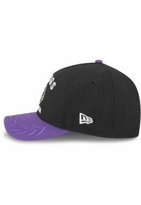 Schwarze Kappe mit lila Schirm, mit gesticktem Teamlogo und Text. An der Seite befindet sich ein weißes Logopatch und der Schirm hat eine strukturierte Oberfläche.