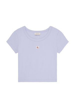 Ανοιχτό μωβ κοντομάνικη κοντή μπλούζα με στρογγυλή λαιμόκοψη και μικρό κόκκινο-λευκό έμβλημα Calvin Klein στο κέντρο μπροστά.