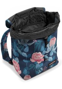 Batoh s květinovým vzorem v námořnické modři s růžovými a tyrkysovými květy. Vyroben z odolné látky, obsahuje černý interiér a kapsu na zip.