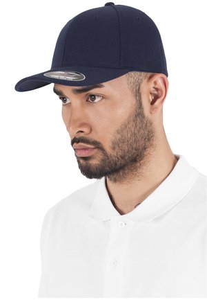 Cappello da baseball blu navy con visiera curva, realizzato in tessuto, con una superficie liscia e un'etichetta con il logo sulla visiera.