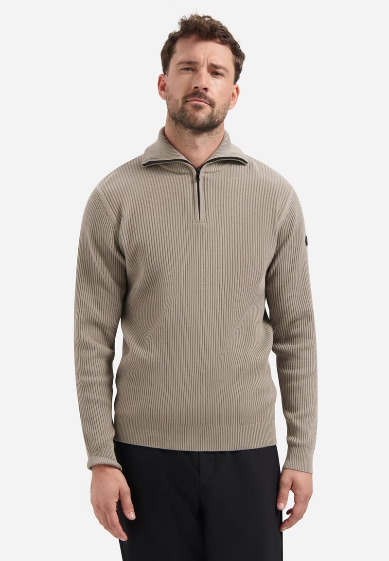 Licht taupe geribde trui met een kwart rits, een hoge kraag en platte naden. Heeft een logo-accent op de linkermouw.