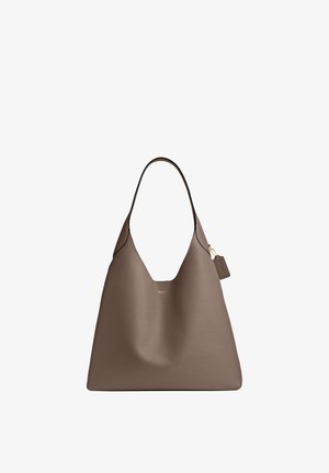 Brun lædertaske med enkelt skulderrem og lille hængende mærkat, enkelt og slankt design, let trapezformet.