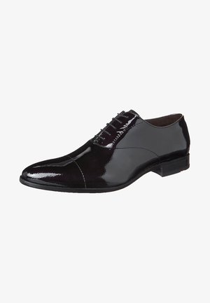 Chaussure habillée en cuir verni noir avec un bout pointu, un design à lacets, un panneau texturé et une finition lisse. Présente un talon bas et une silhouette épurée.