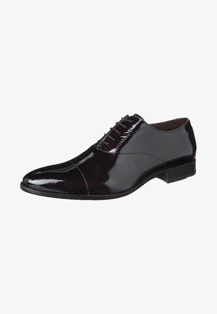 Chaussure habillée en cuir verni noir avec un bout pointu, un design à lacets, un panneau texturé et une finition lisse. Présente un talon bas et une silhouette épurée.