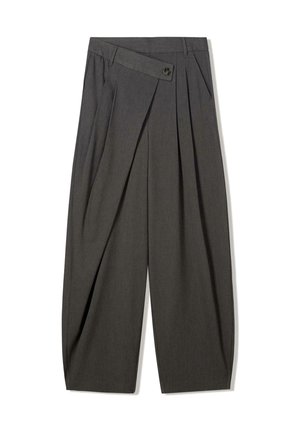 Dunkelgraue Hose mit weitem Bein, hoher Taille, plissiertem Vorderteil, Seitentaschen, Gürtelschlaufen und einem mit Knöpfen versehenen Wickeldetail.