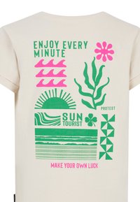 Camiseta de algodón beige con estampados gráficos coloridos en verde y rosa, incluyendo olas, un amanecer, hojas y texto.