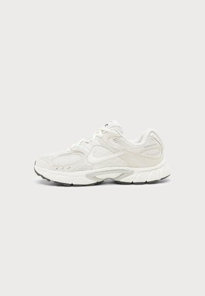 Nike Sportswear, V5 RNR BG SC UNISEX - Αθλητικά παπούτσια - phantom/sail light bone/light smoke grey/anthracite